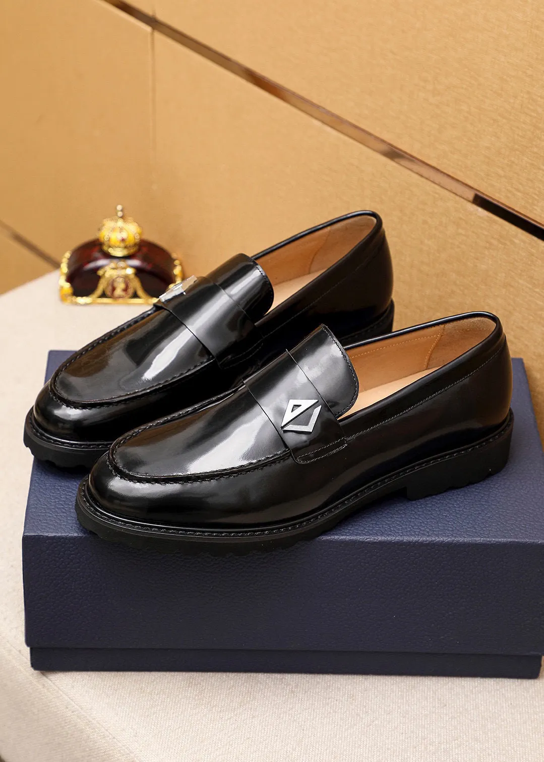 Men's shoes 💰460 💐 Product trademark: Dior "Dior" casual leather shoes Regular size: 39-44 (38.45🉑️customized) Product materials: Selected Italian imported first-layer open-edge beaded cowhide upper + classic hardware buckle, imported water-dyed cowhide lining. Strong three-dimensional visual effect, foam outsole Color: 2⃣️colors available
